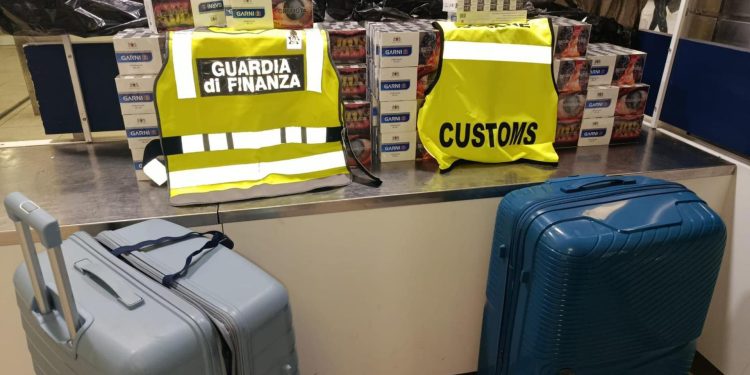 Contrabbando di sigarette a Capodichino: sequestrati 108 chili di tabacchi illegali, denunciati due cittadini armeni