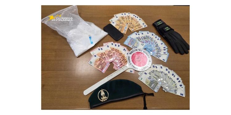 In auto con oltre 700 grammi di cocaina: arrestato 23enne dalla Guardia di Finanza a Salerno