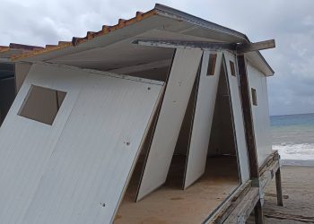 Tromba marina devasta due lidi a Marina di Camerota, a Sapri un albero si abbatte su due auto in sosta