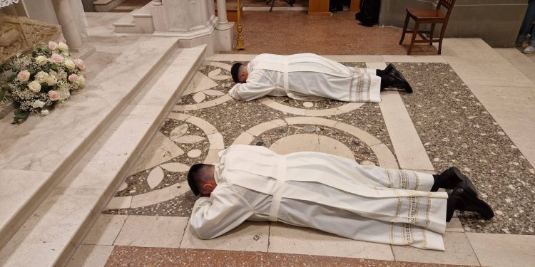 Ordinazione diaconale nella Cattedrale di Teggiano: la Chiesa diocesana accoglie il “sì” di Matteo Parisi e Giovanni Vernino