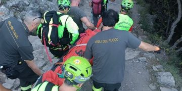 Escursionista cade e muore lungo il Sentiero degli Dei. Aveva 75 anni