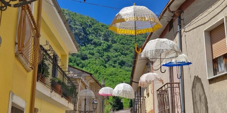 San Pietro al Tanagro: il cielo dei mandala all’uncinetto incanta il paese