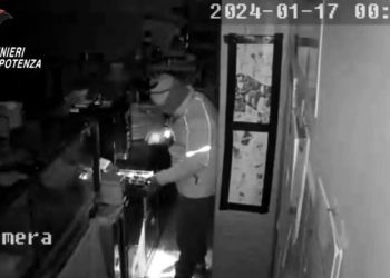 Sgominata banda specializzata nei furti alle tabaccherie: colpi anche a Sala Consilina.  Un arresto e tre ricercati