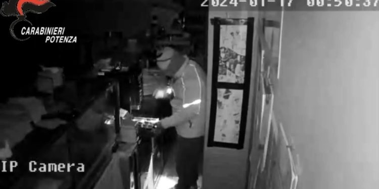 Sgominata banda specializzata nei furti alle tabaccherie: colpi anche a Sala Consilina. Un arresto e tre ricercati