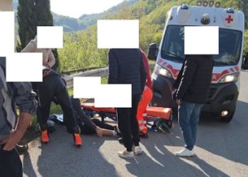 Due motociclisti cadono a Magorno, sotto accusa il manto stradale