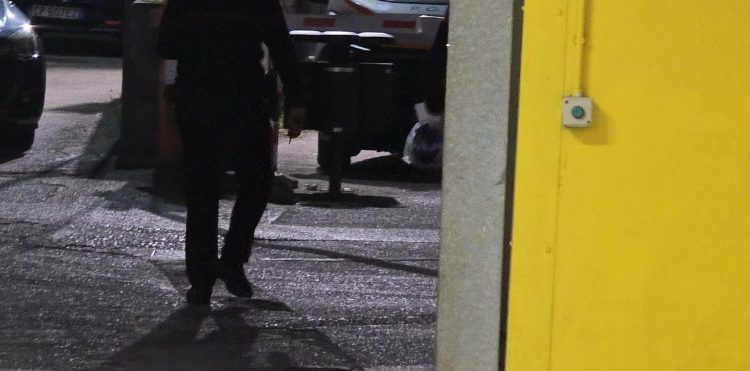 Giovane accoltellato in piazza a Montesano, un ventenne di stato di fermo