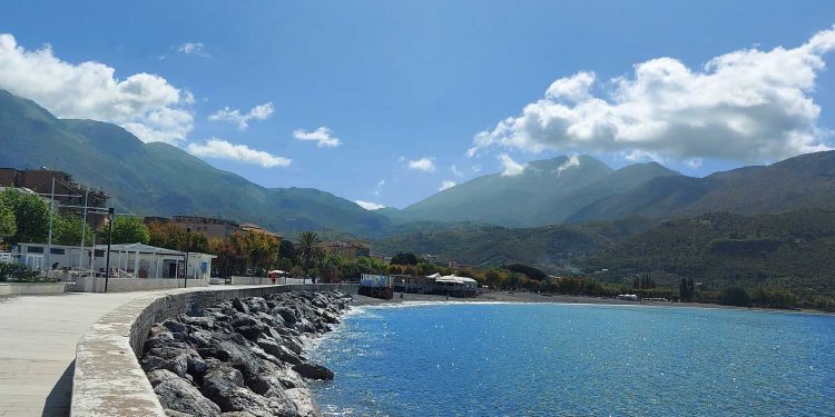 Sapri, scattano i divieti di balneazione: ordinanza del sindaco dopo esiti sfavorevoli dell’Arpac