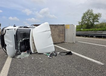 Camion che trasporta indumenti si ribalta tra Eboli e Campagna. Ferito l’autista