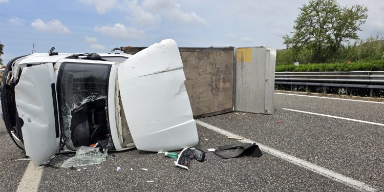 Camion che trasporta indumenti si ribalta tra Eboli e Campagna. Ferito l’autista