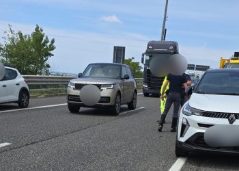 Incidente sulla A2 tra Pontecagnano e Salerno: auto si ribalta. Ferito un giovane