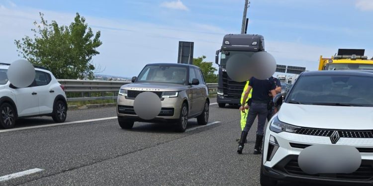 Incidente sulla A2 tra Pontecagnano e Salerno: auto si ribalta. Ferito un giovane
