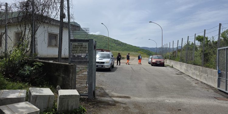 I 30 dipendenti ex Ergon “dimenticati” sulla discarica di Polla senza stipendi e senza futuro