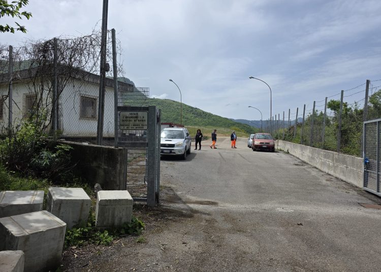 I 30 dipendenti ex Ergon “dimenticati” sulla discarica di Polla senza stipendi e senza futuro
