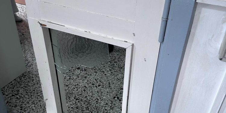 Un cittadino rompe una porta e aggredisce verbalmente gli impiegati comunali a Sassano. La denuncia della Cgil