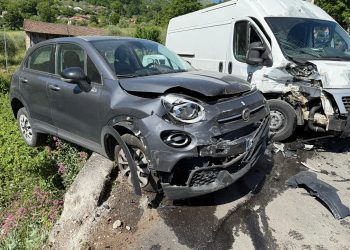 Teggiano, scontro tra auto e furgone: due feriti
