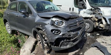 Teggiano, scontro tra auto e furgone: due feriti