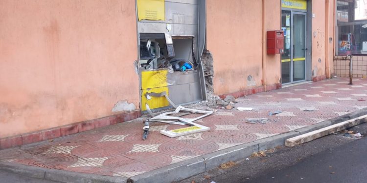 Assalto con carro attrezzi al Bancoposta di Angri