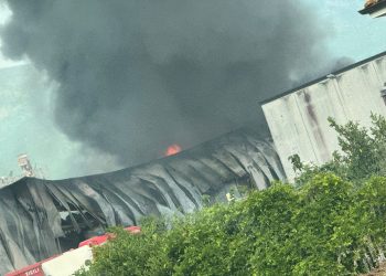 In fiamme un’azienda a Sant’Arsenio: paura e danni. Per fortuna nessun ferito