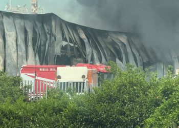 In fiamme un’azienda a Sant’Arsenio: paura e danni. Per fortuna nessun ferito