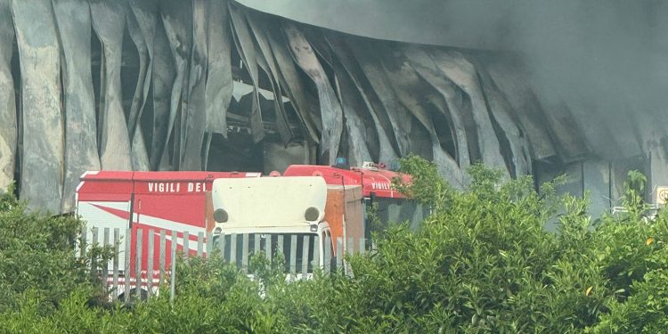 In fiamme un’azienda a Sant’Arsenio: paura e danni. Per fortuna nessun ferito