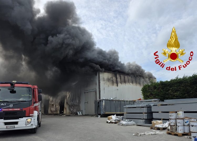 Sant’Arsenio, maxi incendio nello stabilimento Infravie. L’azienda ringrazia soccorritori e istituzioni :”Ci rialzeremo”