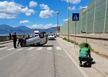 Auto si ribalta in via Allende A Salerno: traffico in tilt e una donna ferita