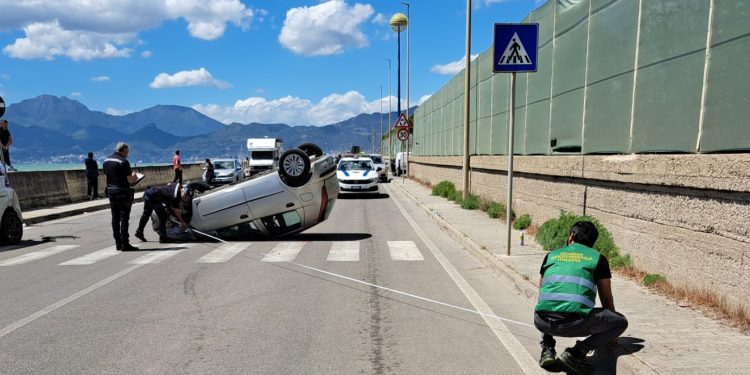 Auto si ribalta in via Allende A Salerno: traffico in tilt e una donna ferita