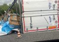 Si ribalta tir carico di bottiglie d’acqua nei pressi dello svincolo di Eboli