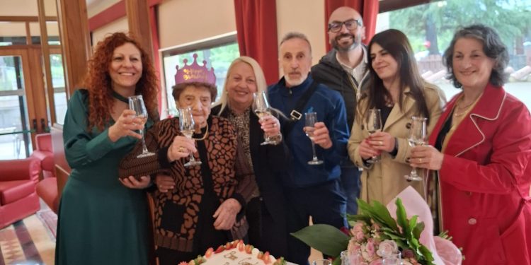 Festa grande nella struttura Montedoro  di San Pietro al Tanagro per i 103 anni di Rosaria