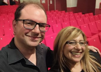 A Milano un concerto con gli strumenti costruiti con il legno dei barconi. Protagonisti due artisti pollese