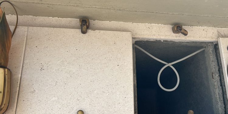 Rubata una lapide dal cimitero di Sala Consilina. Indagini in corso