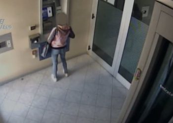 Vìola il divieto di dimora, ruba portafogli e usa le carte di credito. Arrestata a Battipaglia