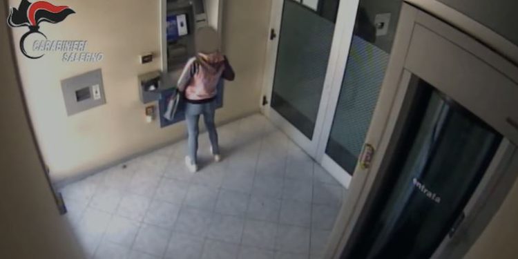 Vìola il divieto di dimora, ruba portafogli e usa le carte di credito. Arrestata a Battipaglia