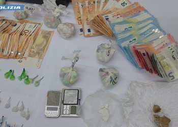 Madre e figlio gestivano laboratorio per confezionare la droga a Salerno: arrestati