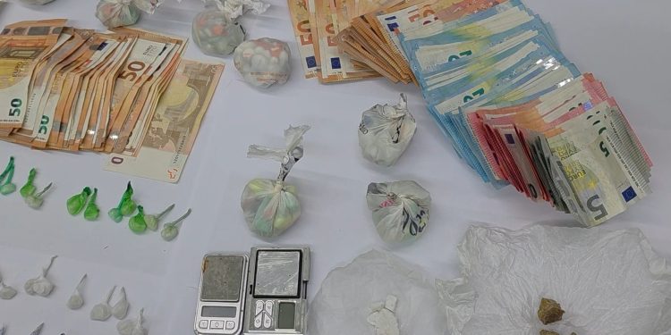 Madre e figlio gestivano laboratorio per confezionare la droga a Salerno: arrestati