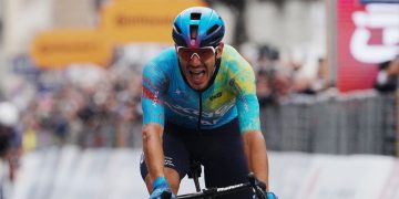 Giro d’Italia, il salernitano in festa per la corsa rosa: spettacolo sul lungomare e trionfo di Ballerini