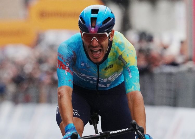 Giro d’Italia, il salernitano in festa per la corsa rosa: spettacolo sul lungomare e trionfo di Ballerini