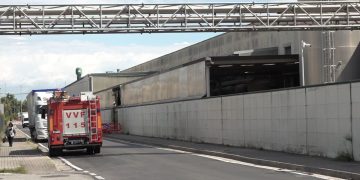 Incendio alla Sada di Pontecagnano, fiamme nell’area esterna: danni contenuti