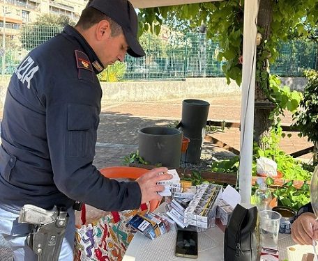 Vendeva sigarette di contrabbando al Parco del Mercatello a Salerno: fermato 50enne