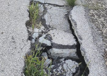 Strade pericolose, dissestate, senza manutenzione. Petizioni e denunce a Montesano e Sala Consilina