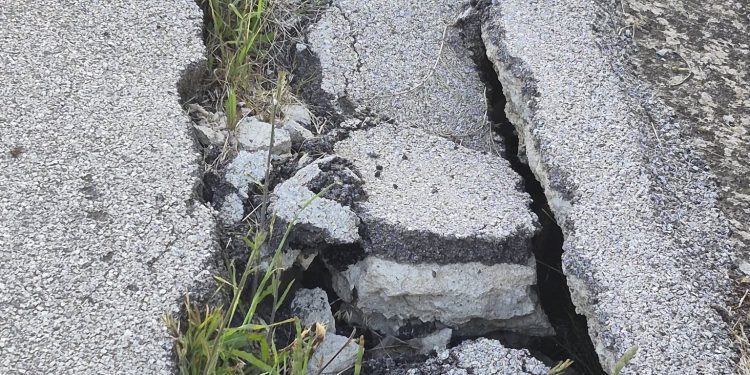 Strade pericolose, dissestate, senza manutenzione. Petizioni e denunce a Montesano e Sala Consilina