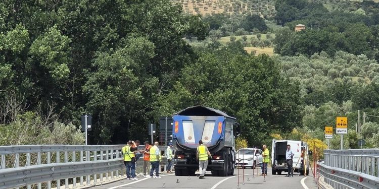 Caggiano, in corso le prove di carico sui ponti Ficarola e Massavetere: avanti i lavori di messa in sicurezza