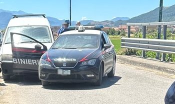 Tasso alcolemico 4 volte superiore alla legge (alle 10 di mattino) per il 60enne arrestato a Sassano dopo aver investito due carabinieri