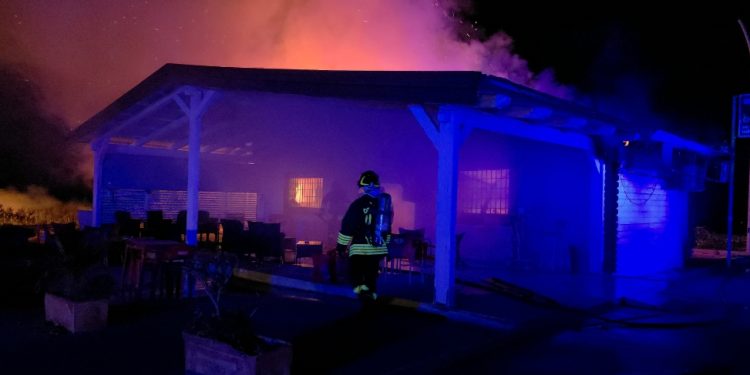Bar in fiamme a Polla. Indagini in corso