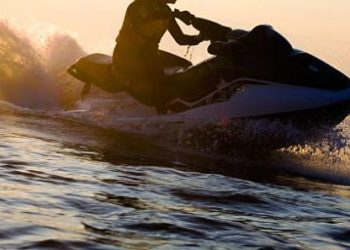 Raduno abusivo di oltre 30 acquascooter tra Scalea e Maratea: maxi multa all’organizzatore