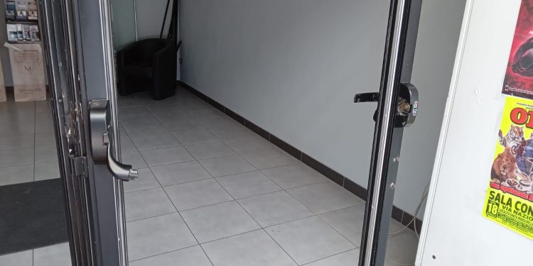 Con il quad in in una vetrina a Sala Consilina, grave un 55enns