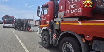 Tir si ribalta, muore camionista a Battipaglia
