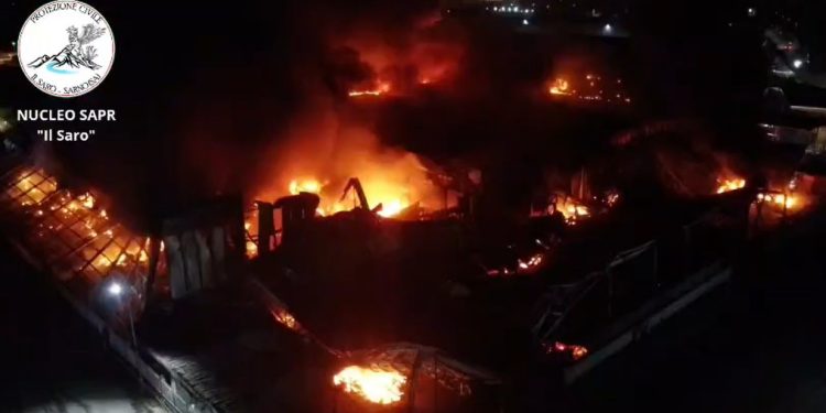 In fiamme un’azienda a Sarno. Il rogo nella notte, si indaga sull’origine