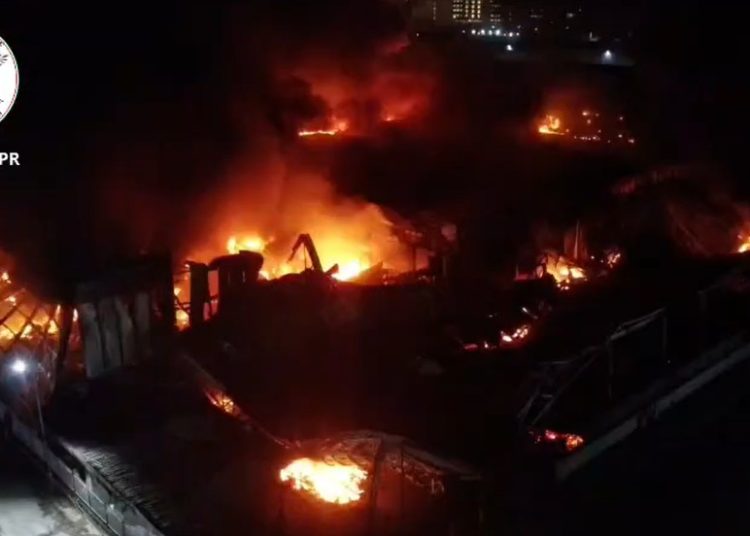 In fiamme un’azienda a Sarno. Il rogo nella notte, si indaga sull’origine