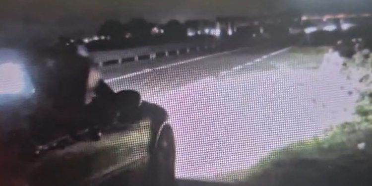 Lancia rifiuti nell’area di servizio sequestrata di Sant’Arsenio. Beccato (e multato) vandalo seriale